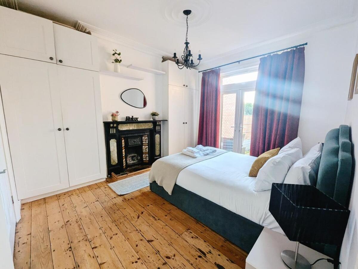 Apartment Colney Hatch Lane - Spacious 2-bed 2-bath With Private Garden *