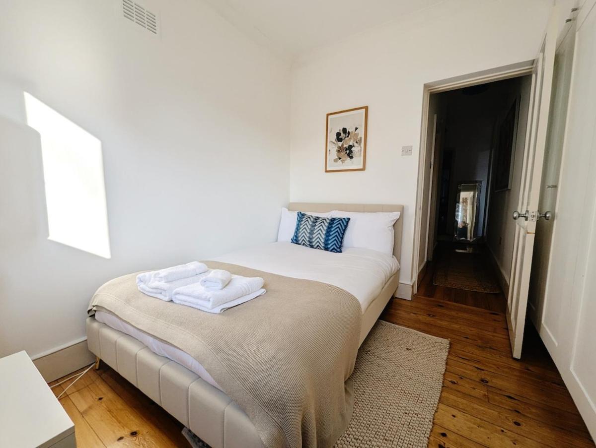 Colney Hatch Lane - Spacious 2-bed 2-bath With Private Garden * London