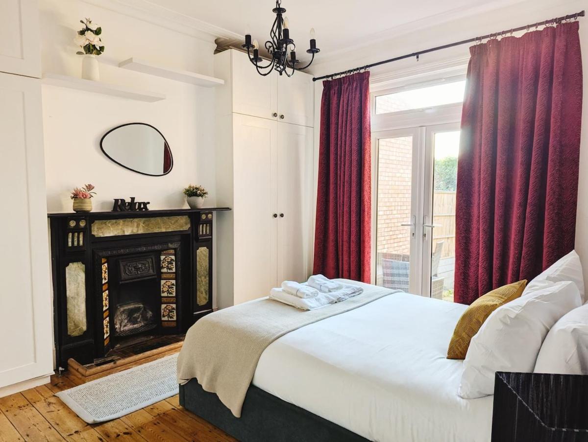 Colney Hatch Lane - Spacious 2-bed 2-bath With Private Garden Apartment *