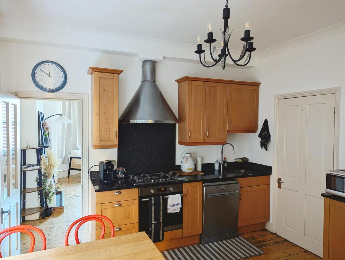 Colney Hatch Lane - Spacious 2-bed 2-bath With Private Garden *