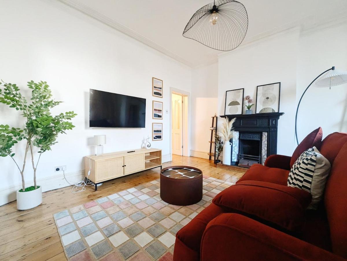 Colney Hatch Lane - Spacious 2-bed 2-bath With Private Garden London