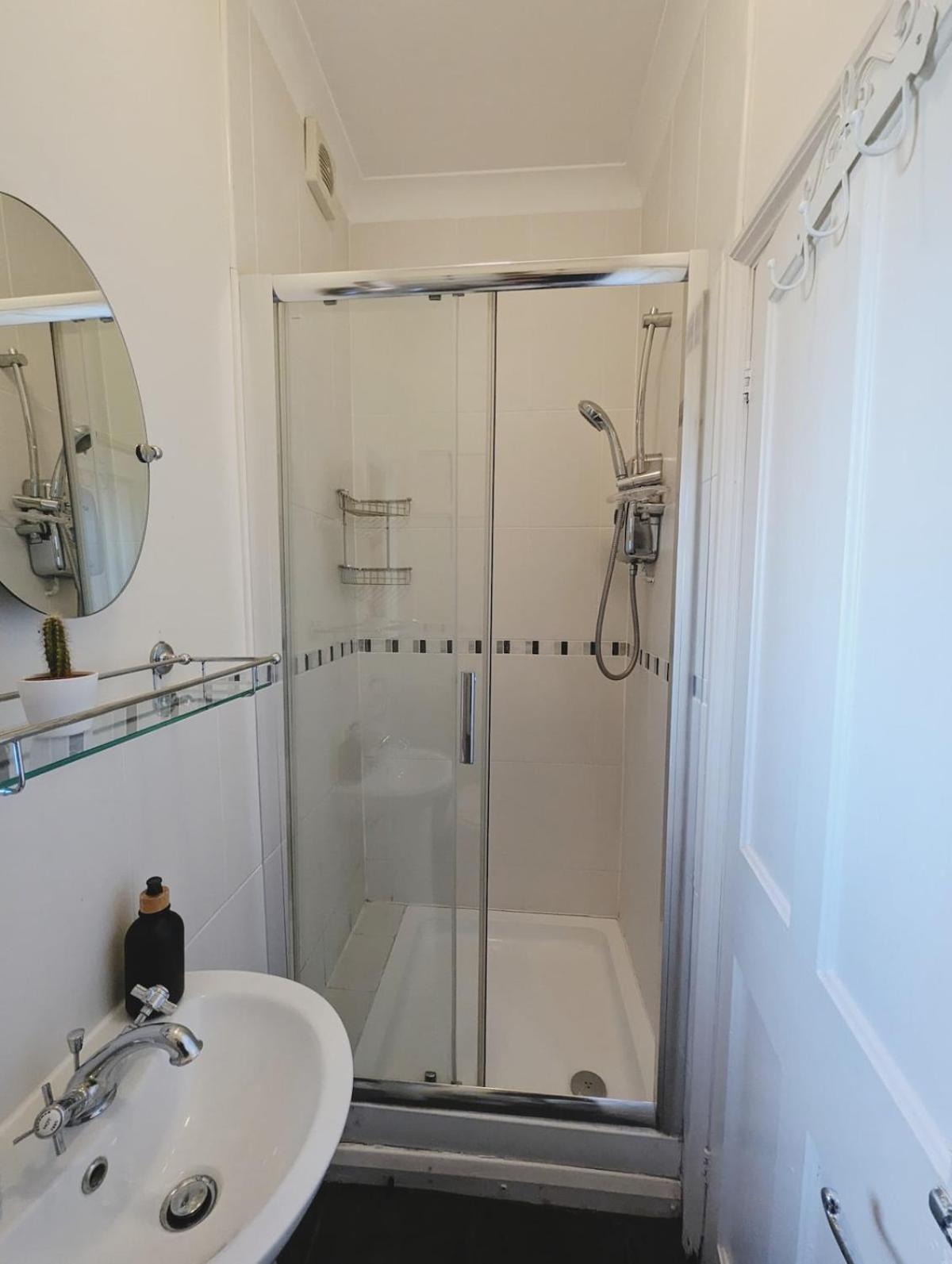 Colney Hatch Lane - Spacious 2-bed 2-bath With Private Garden Apartment *