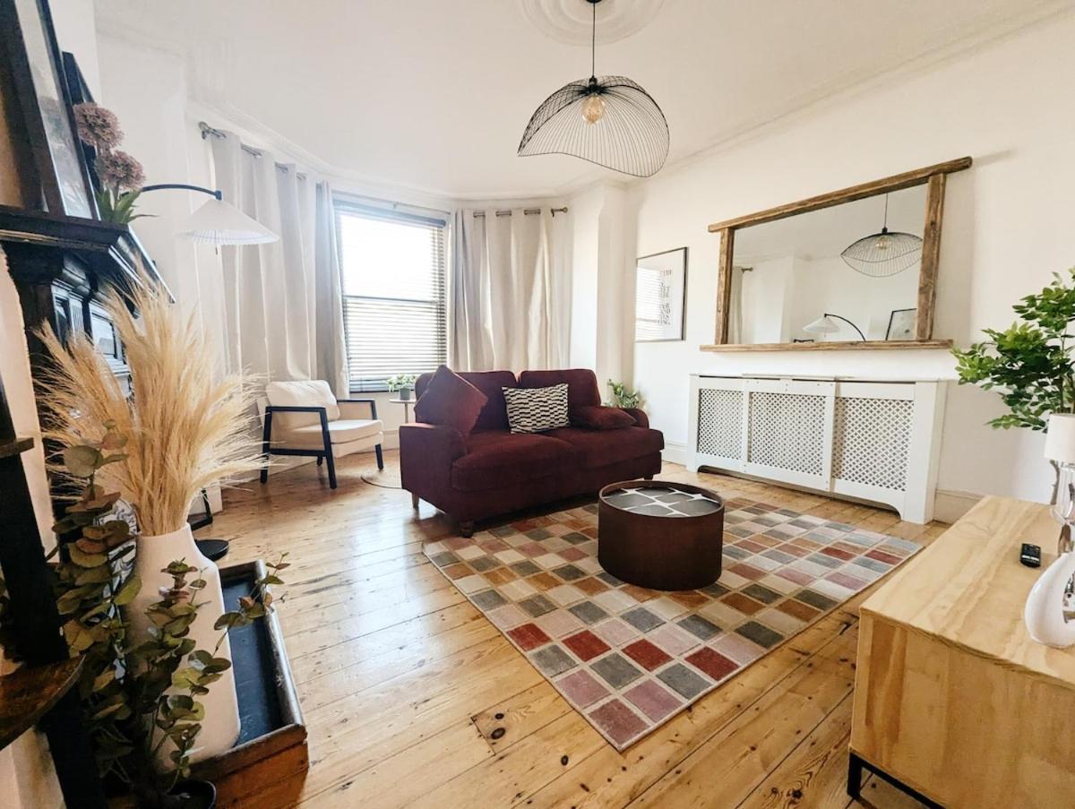 Colney Hatch Lane - Spacious 2-bed 2-bath With Private Garden Apartment London