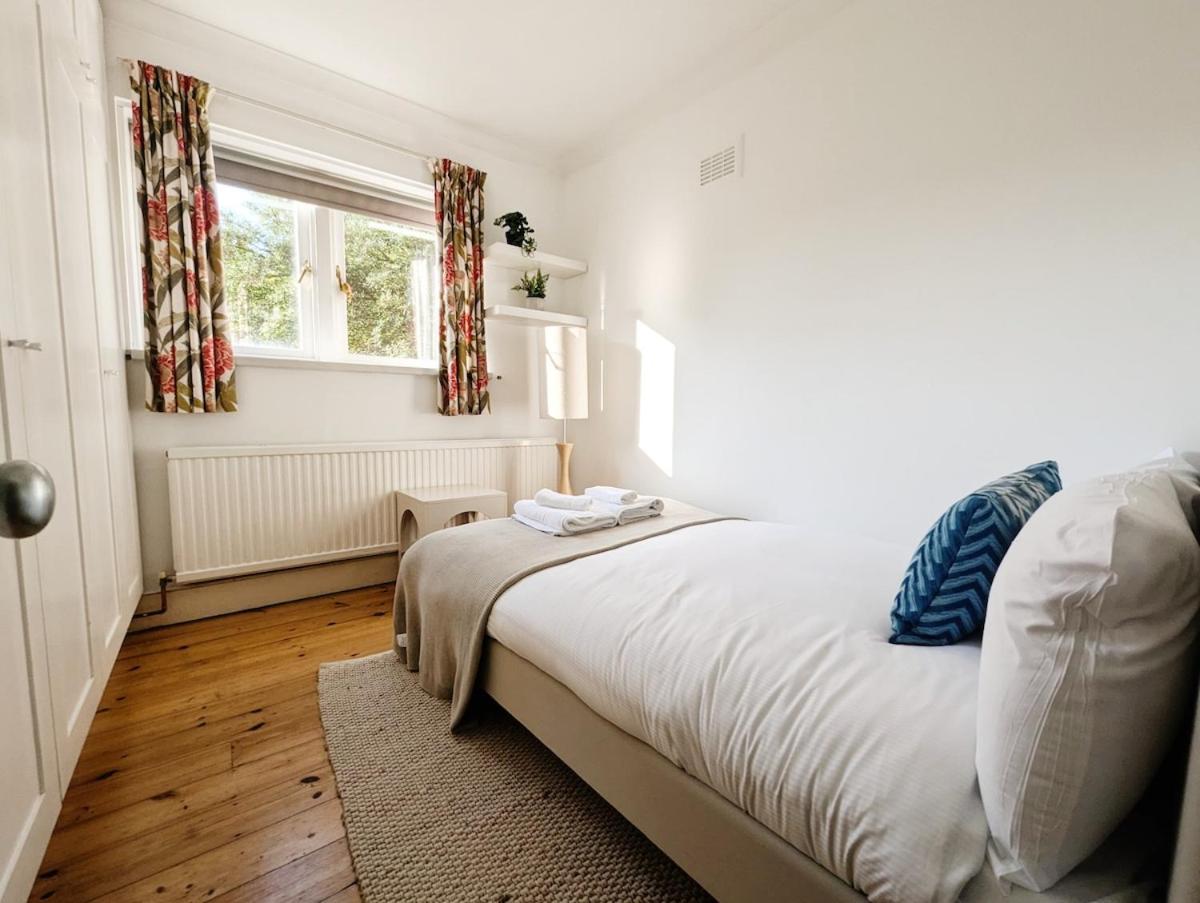 Colney Hatch Lane - Spacious 2-bed 2-bath With Private Garden London