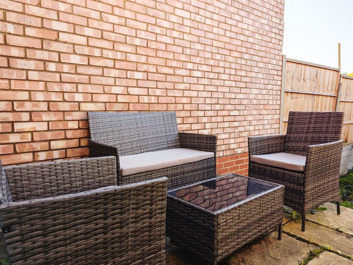 Colney Hatch Lane - Spacious 2-bed 2-bath With Private Garden *